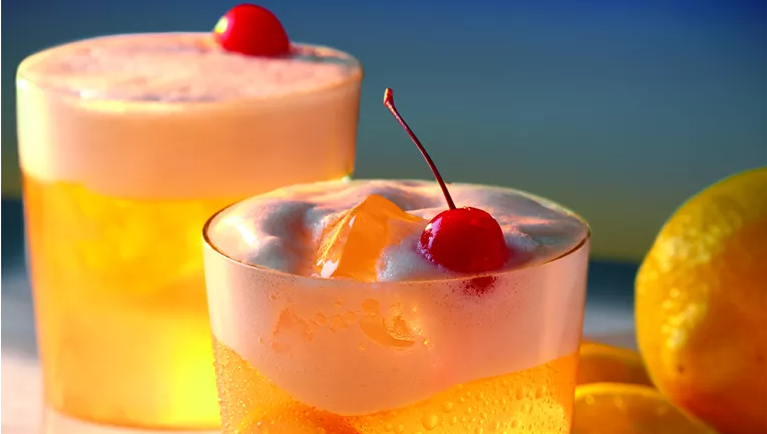 Cóctel Amaretto Sour con licor Amaretto, limón, sirope y clara de huevo