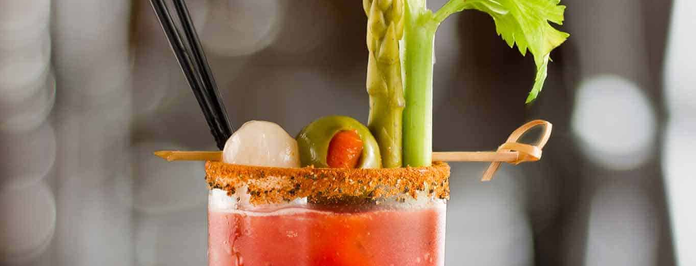 Bloody Mary con apio, hielo y rodaja de limón