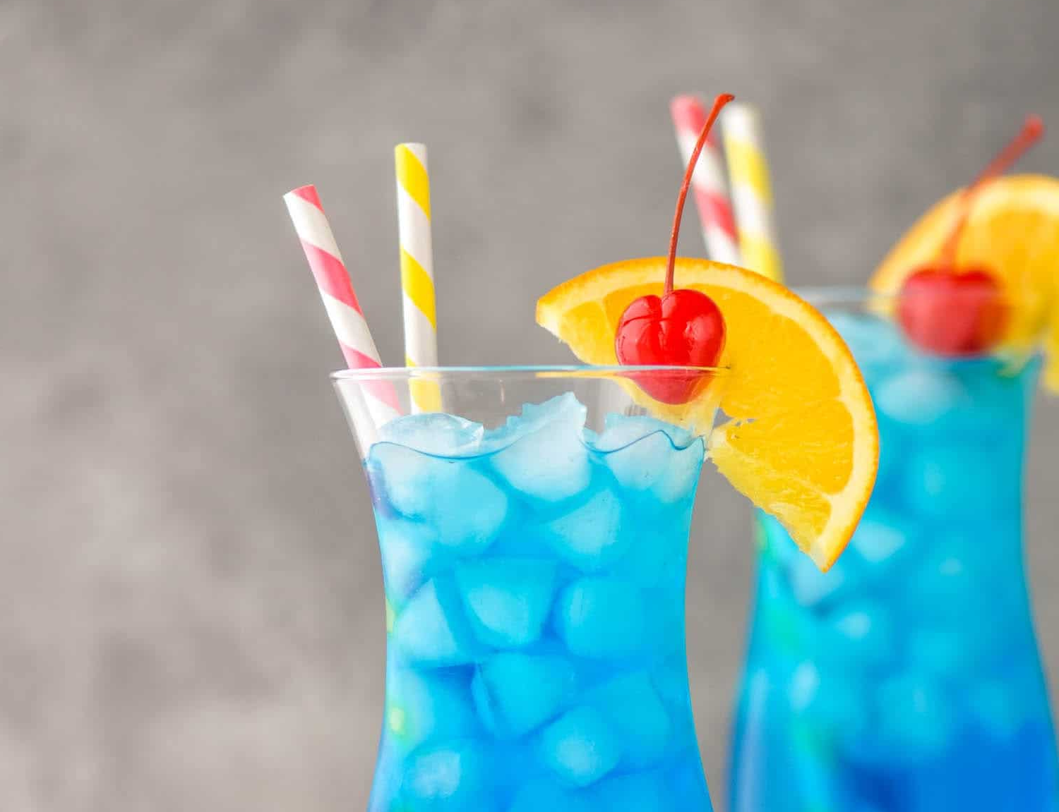 Cóctel Blue Lagoon con vodka, curaçao azul y limonada