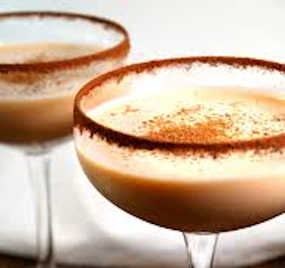 Cóctel Brandy Alexander servido en copa de cóctel con cacao espolvoreado