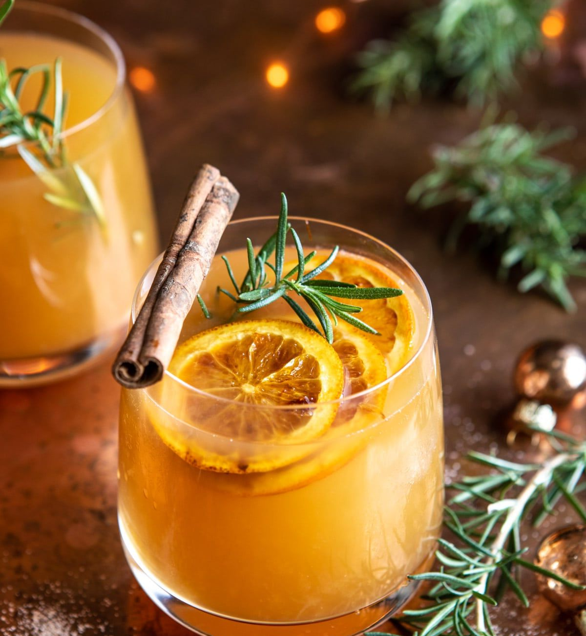 Brandy Spritz servido en copa con rodaja de naranja y burbujas