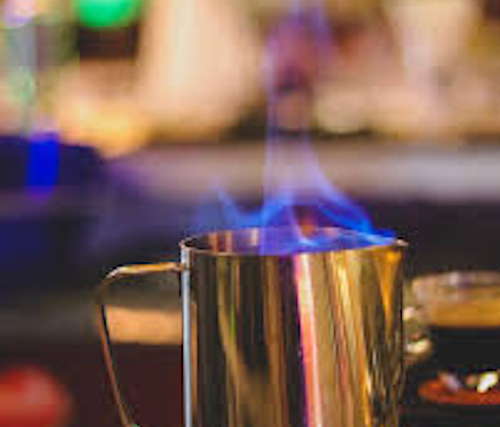 Café Royale servido en taza con coñac flameado