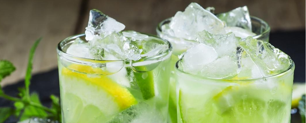 Caipiriña clásica servida en vaso bajo con lima y hielo picado