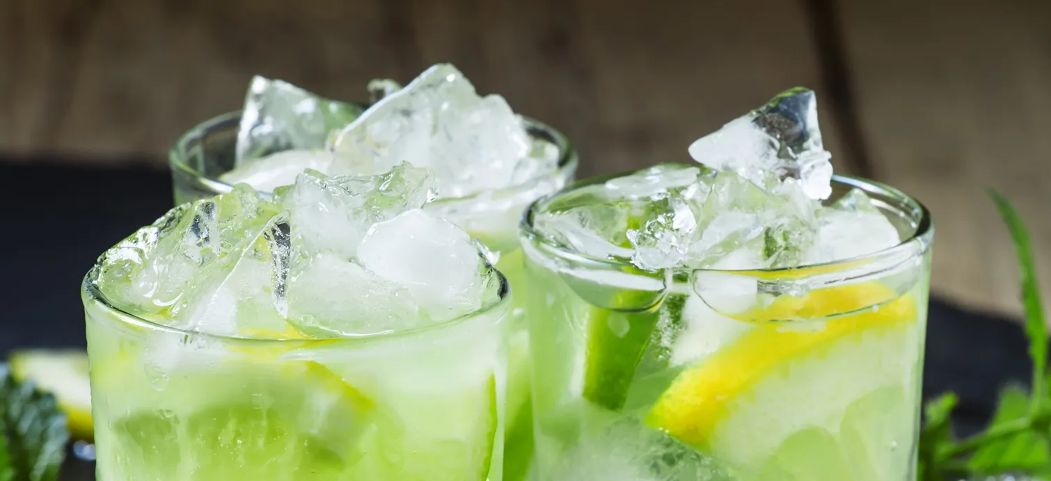 Cóctel Caipiroska de lima con vodka, azúcar y hielo picado