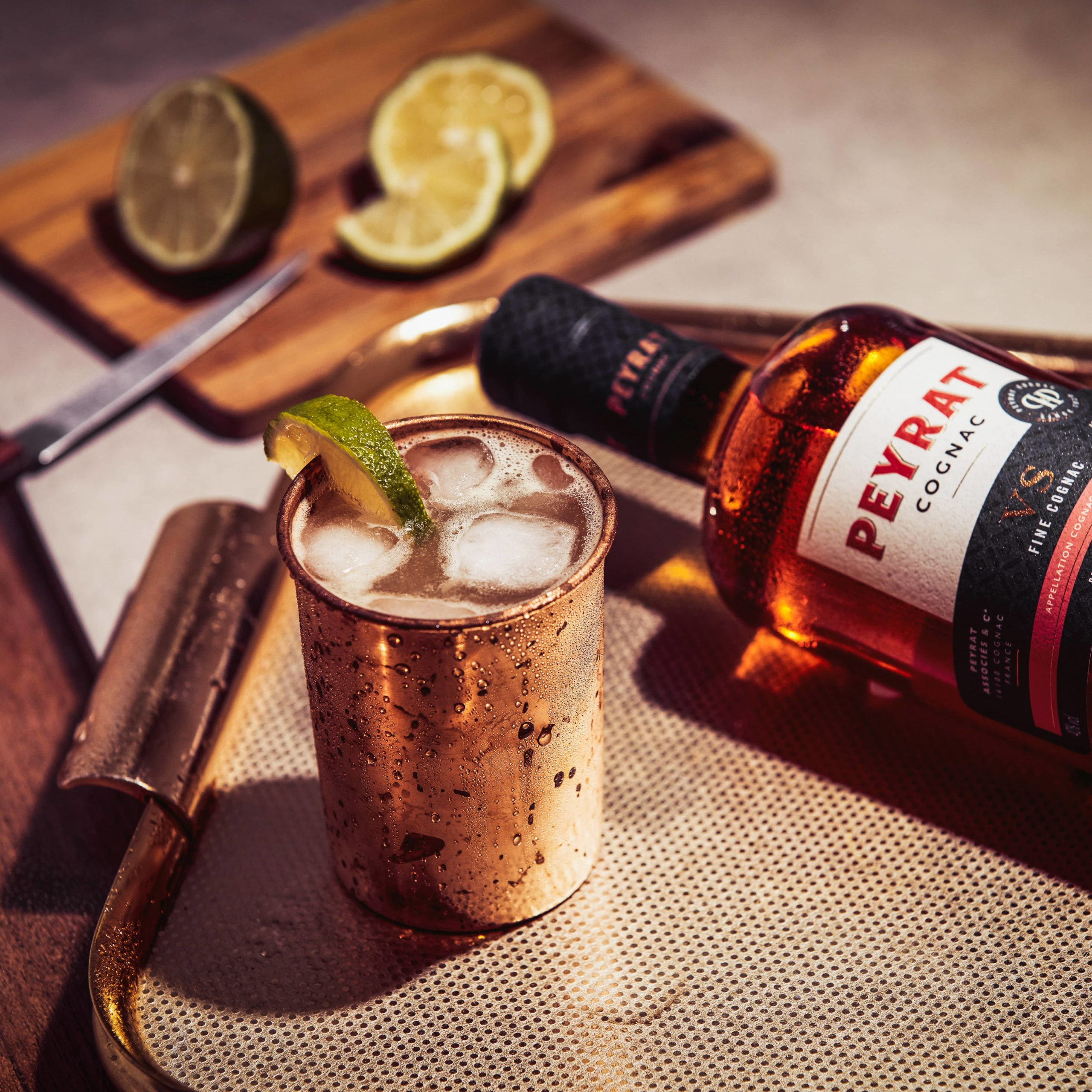 Cóctel Cognac Mule servido en vaso metálico con hielo