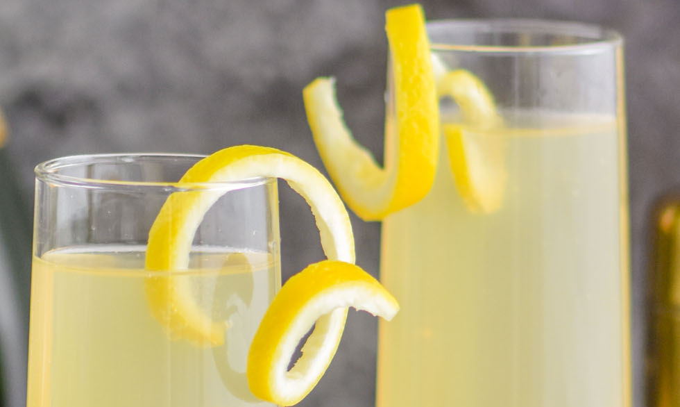 Cóctel French 75 con gin, limón y champagne