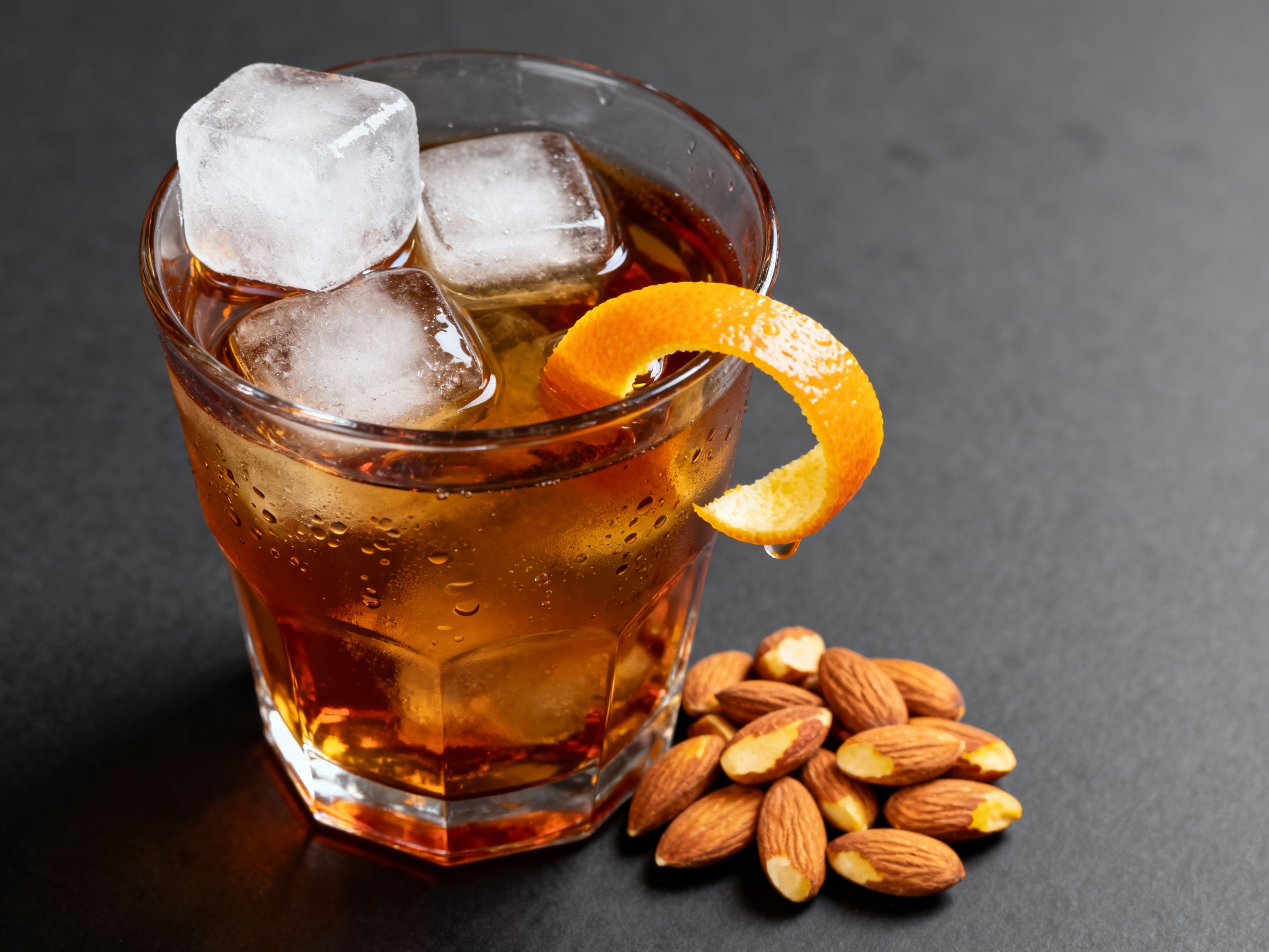 Cóctel French Connection servido en vaso bajo con hielo