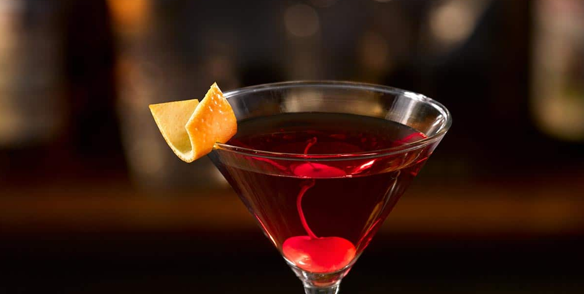 Manhattan clásico en copa fría con cereza al marrasquino