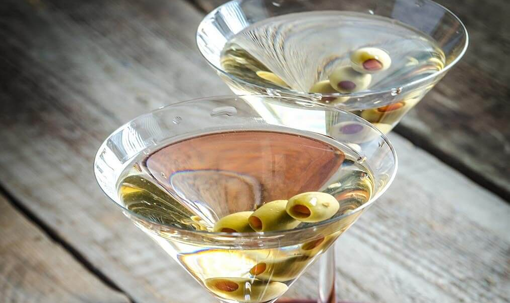 Dry Martini clásico servido en copa fría con aceituna