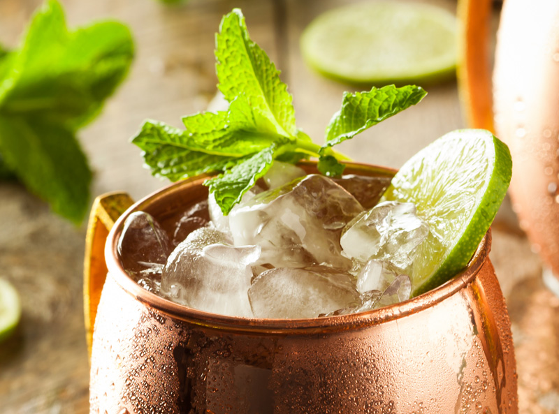 Moscow Mule en taza de cobre con hielo y rodaja de lima