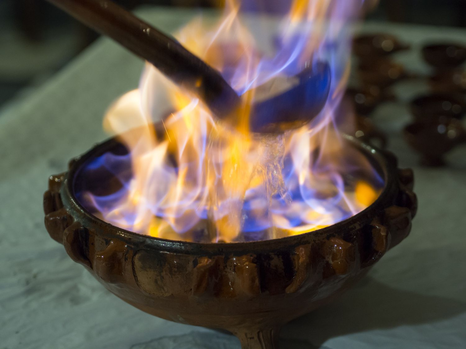 Queimada gallega flameada en recipiente tradicional