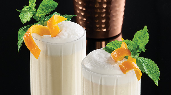 Ramos Gin Fizz clásico con espuma y decoración cítrica