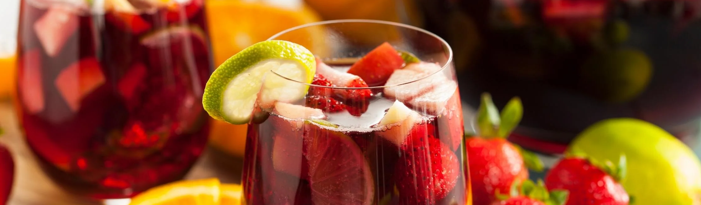 Sangría clásica con frutas y hielo servida en jarra