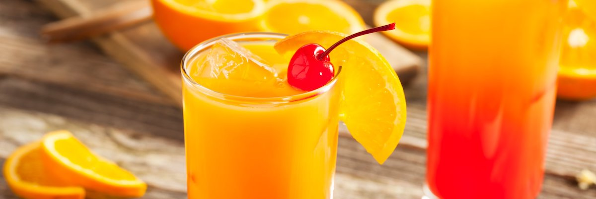 Cóctel Tequila Sunrise con tequila, jugo de naranja y granadina