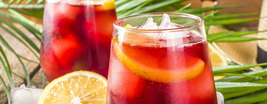 Tinto de verano con rodajas de limón y hielo servido en vaso alto