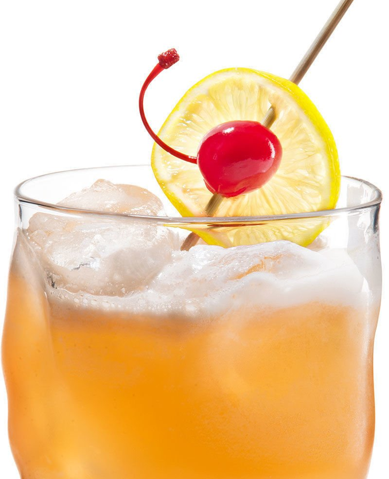 Whisky Sour clásico con espuma de clara y rodaja de limón