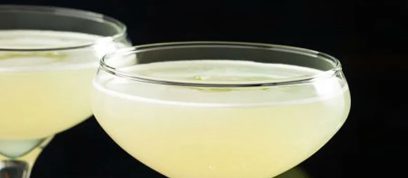 White Lady clásico con ginebra, triple sec y limón