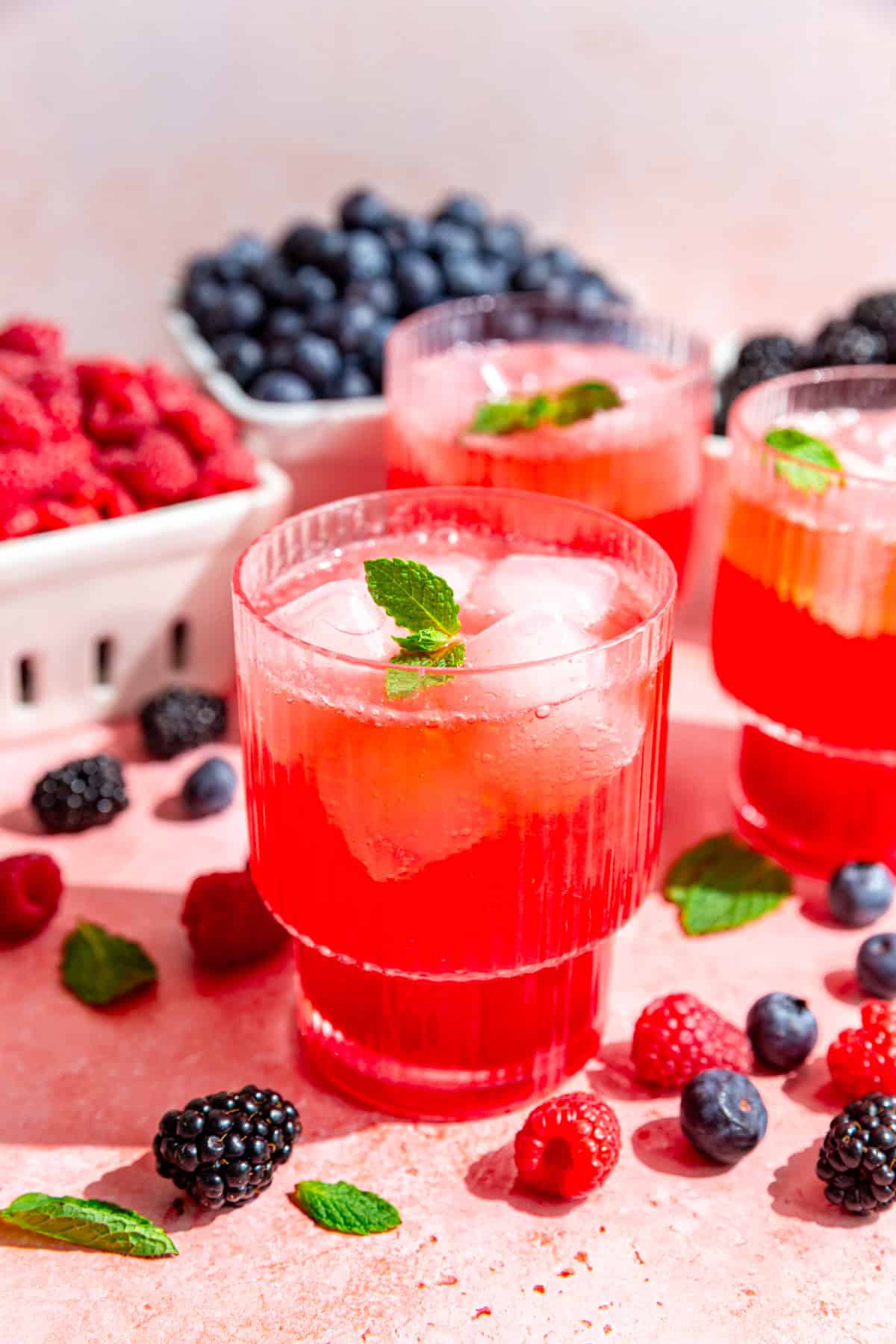 Vaso largo con Re Berry Cooler, frutos rojos y mucho hielo