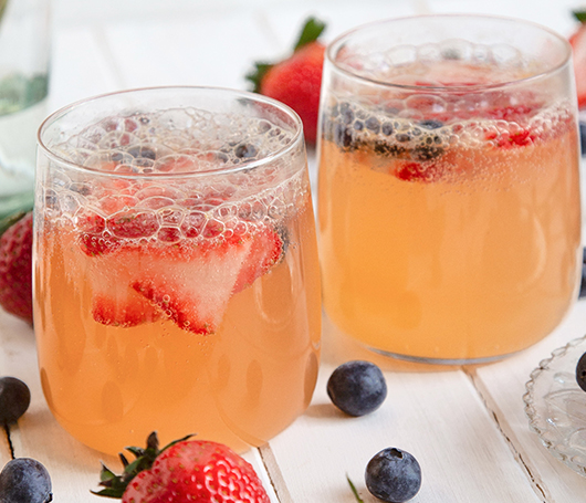 Spritz sin alcohol en copa de balón con rodaja de naranja y burbujas