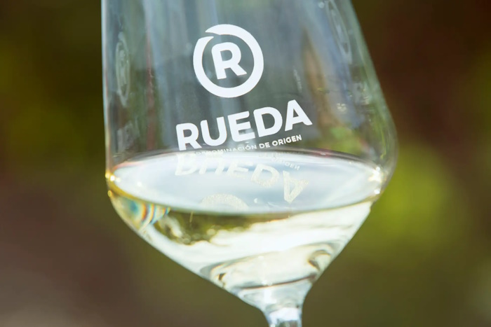 Copa de vino Verdejo, blanco brillante y aromático