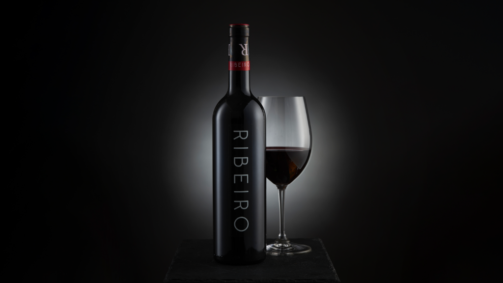 Copa de vino tinto joven de Caíño Bravo, fresco y aromático