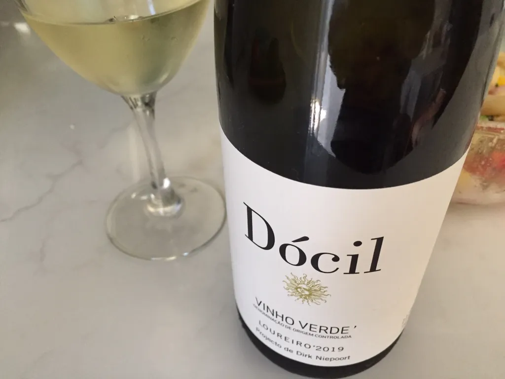 Copa de vino de Loureira con reflejos dorados