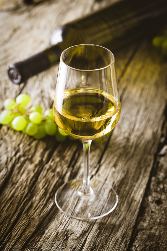 Copa de vino de Macabeo (Viura) de color amarillo pálido