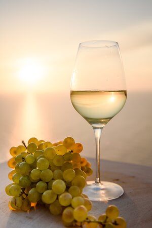 Copa de Malvasía dulce con reflejos dorados y perlas finas