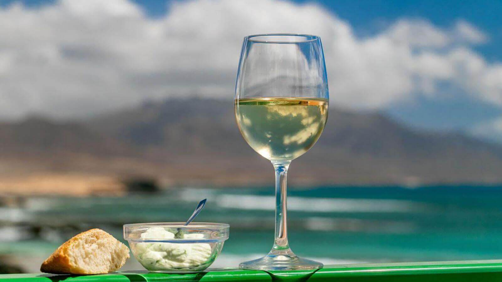 Copa de Marmajuelo dorado con reflejos verdes y perlas finas