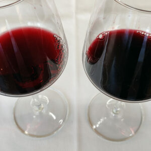 Copa de Maturana Tinta capa alta rubí con lágrima densa