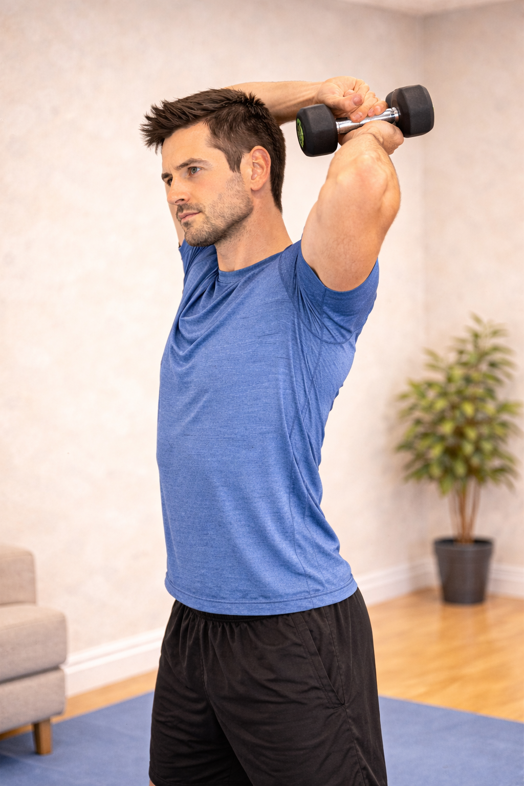 Estiramiento excéntrico de tríceps con carga ligera por encima de la cabeza