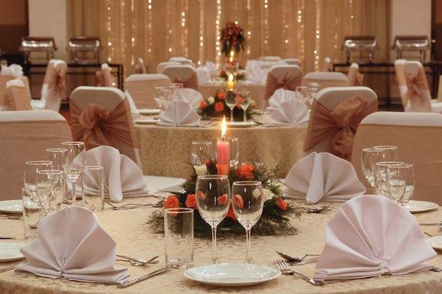 Banquete empresarial elegante con mesas redondas
