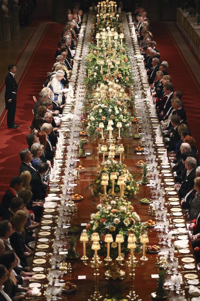 Cena de Estado formal con mesa elegantemente dispuesta
