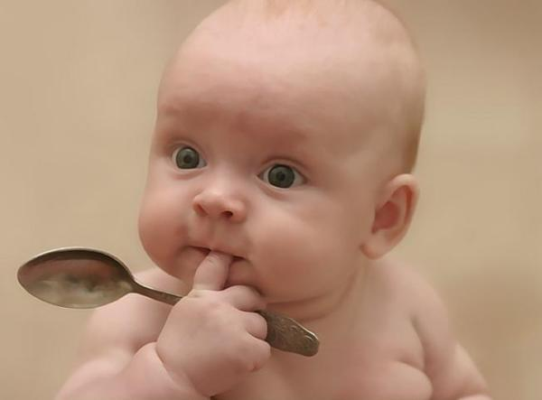 Mesa elegantemente dispuesta con buena etiqueta