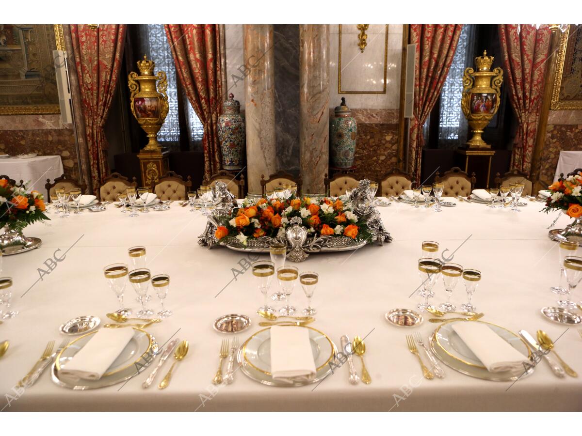 Mesa de boda real con vajilla y centros florales