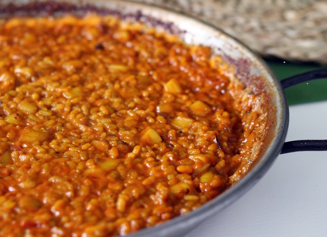 Arroz a banda terminado y presentado tradicionalmente