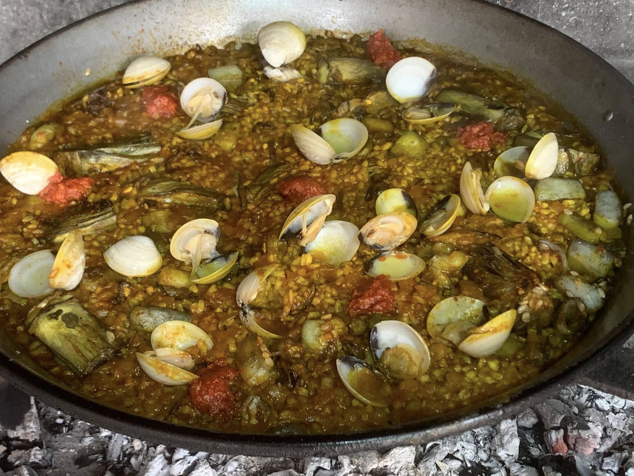Arroz terminado de alcachofas, puntillas, almejas y sobrasada