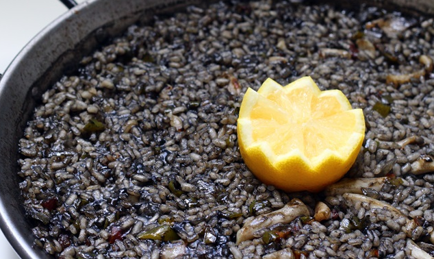 Arroz negro con sepia y alioli