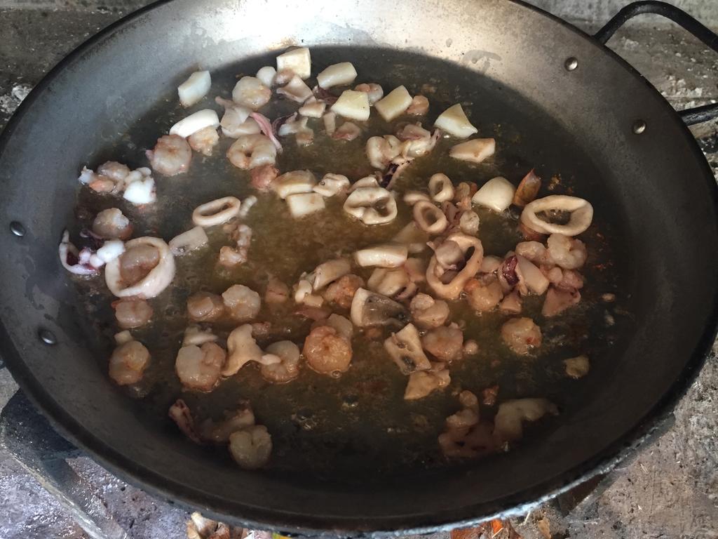 Salteando la sepia y desglasando con vino