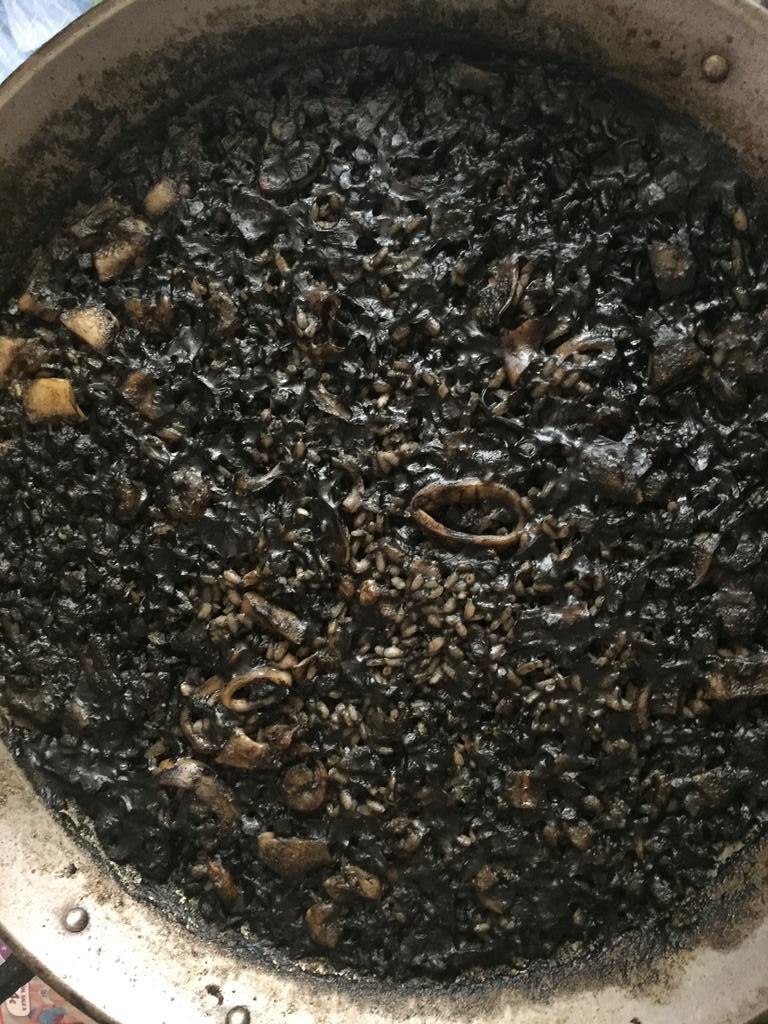 Arroz negro reposado listo para servir