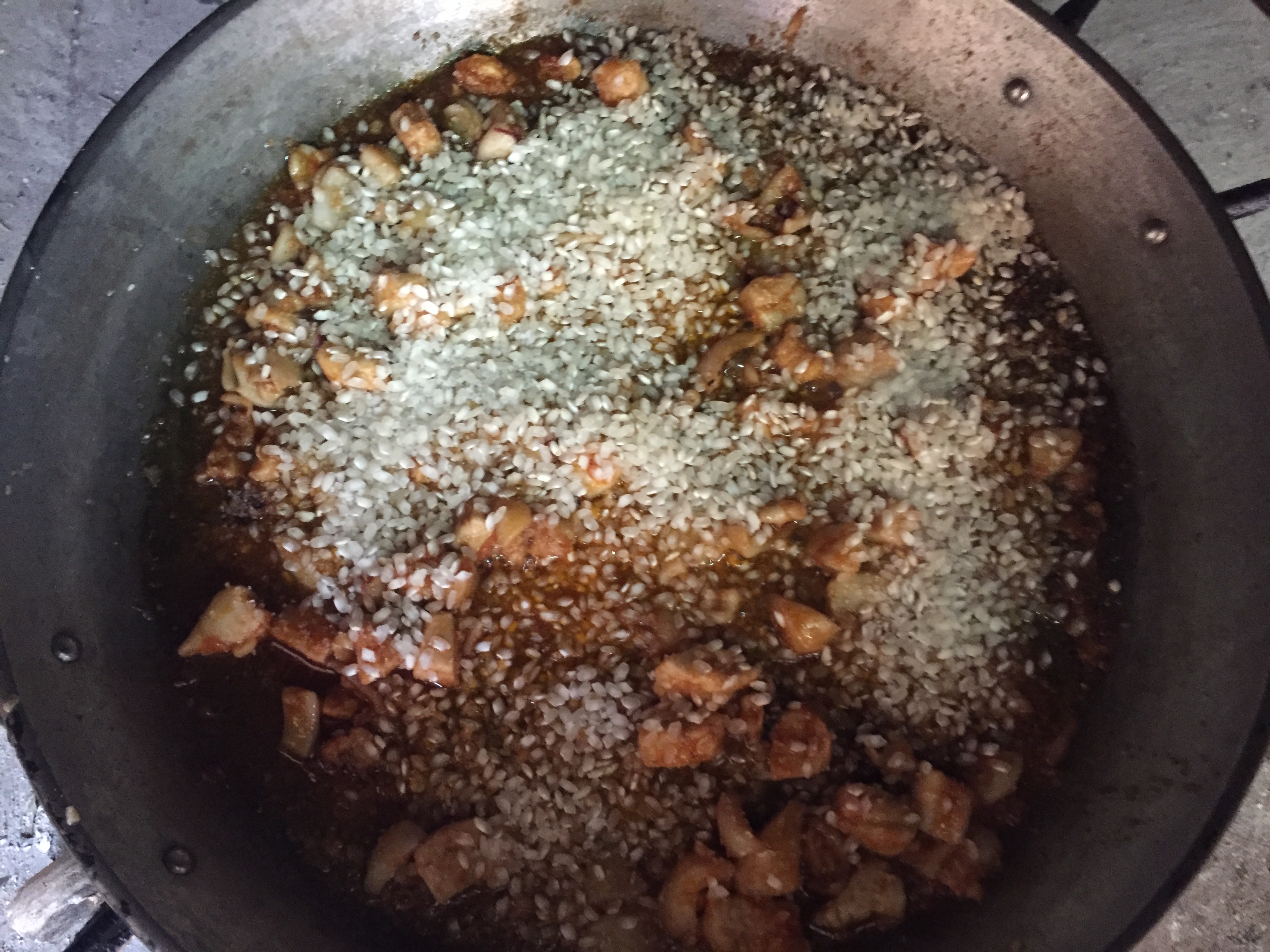 Rehogando el arroz con el sofrito