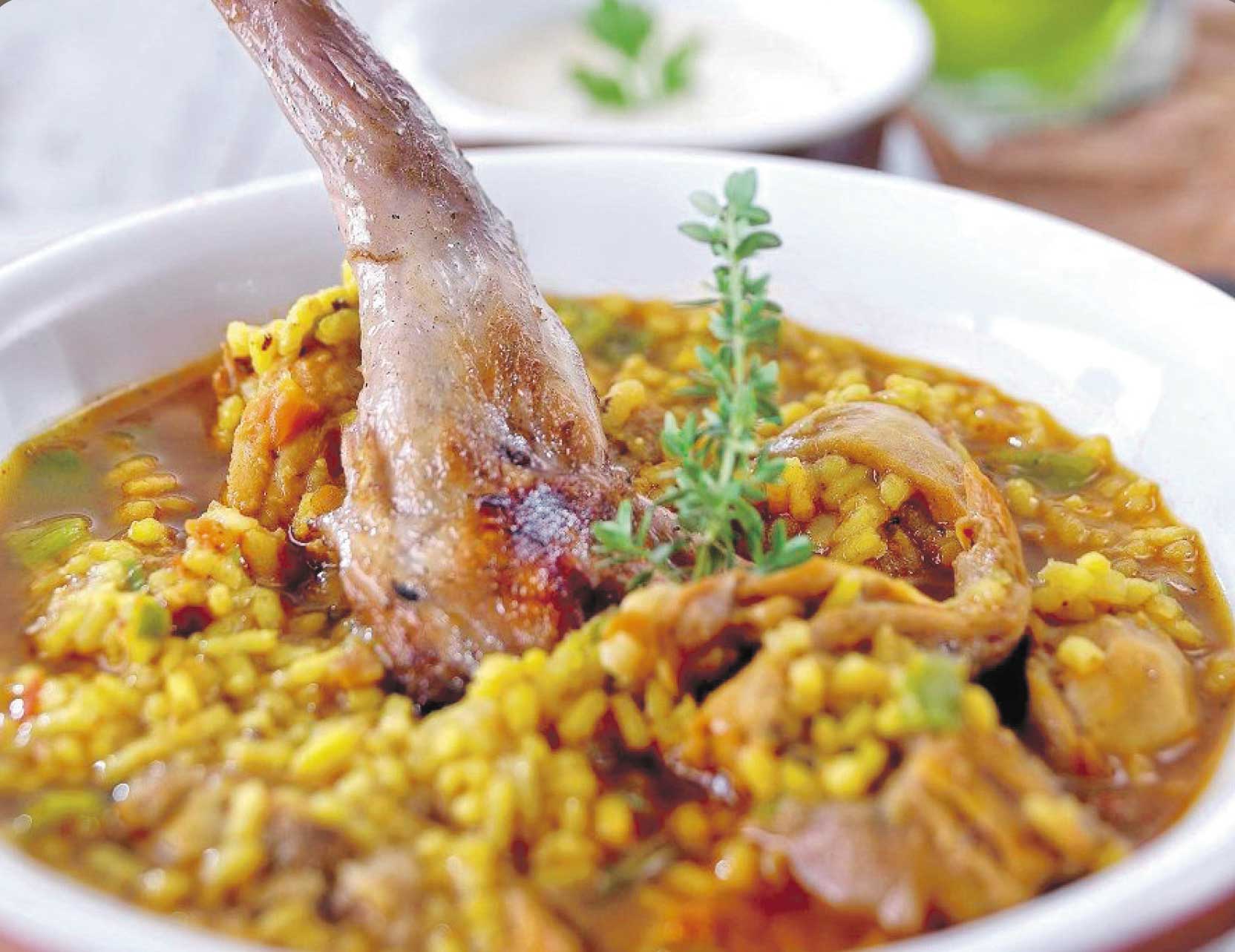 Arroz con conejo y caracoles: arroz tradicional con carne de conejo, caracoles y romero