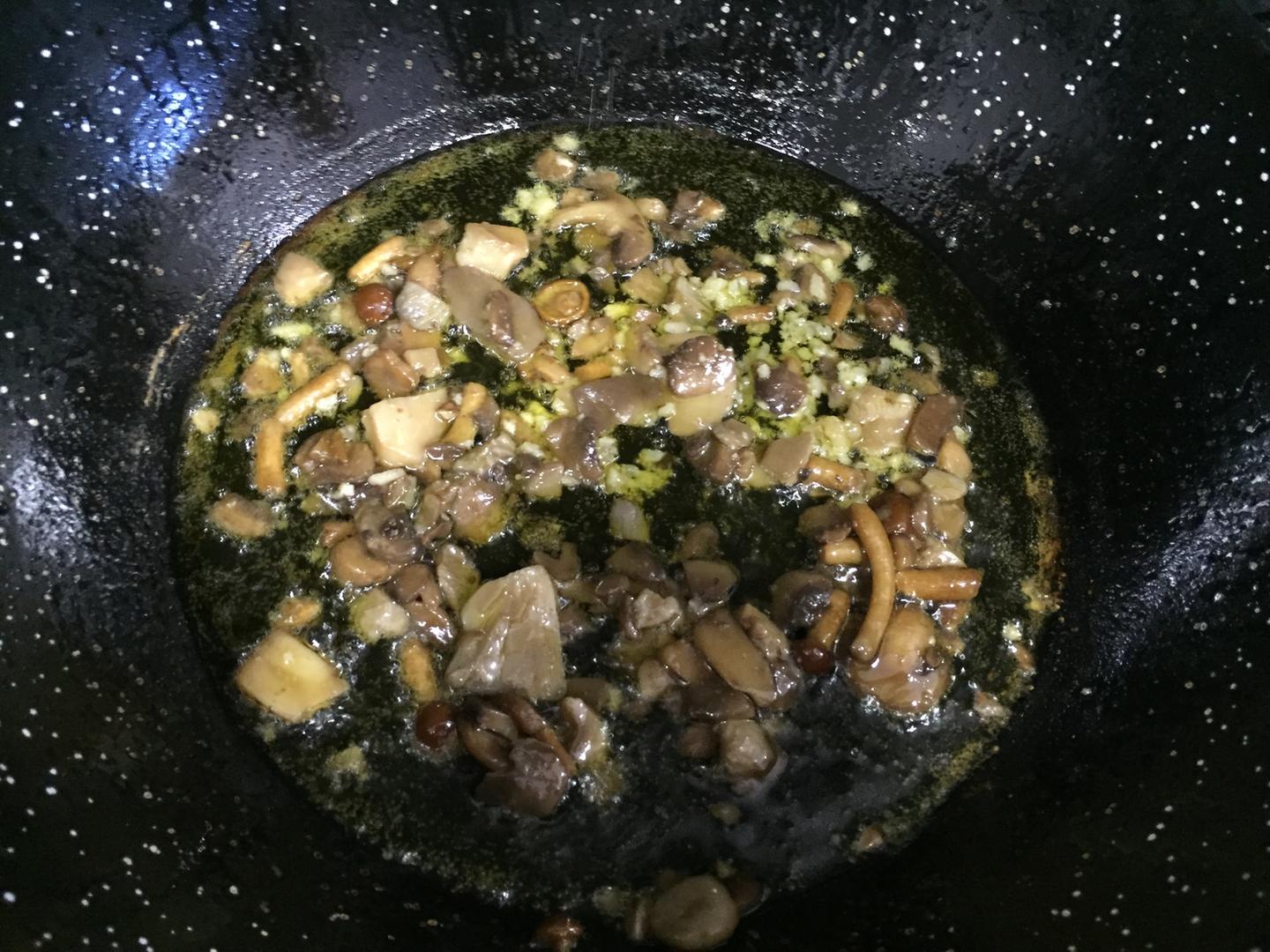 Sofrito con boletus, cebolla y ajo