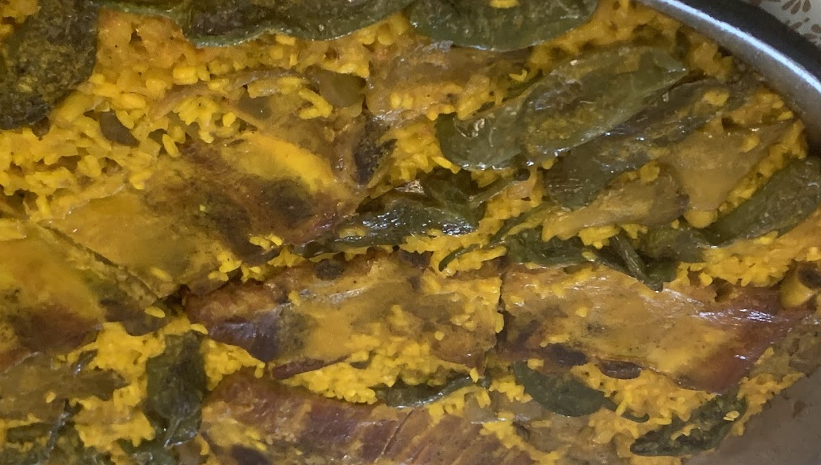 Paella de costillas de cerdo, pimientos de Padrón y setas