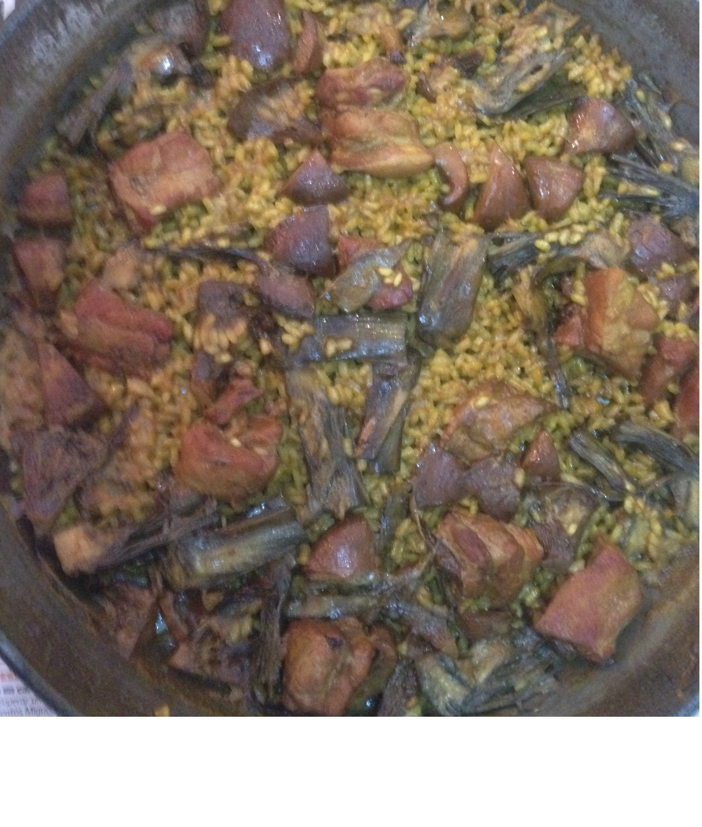 Paella de costillas con rebollones y alcachofas