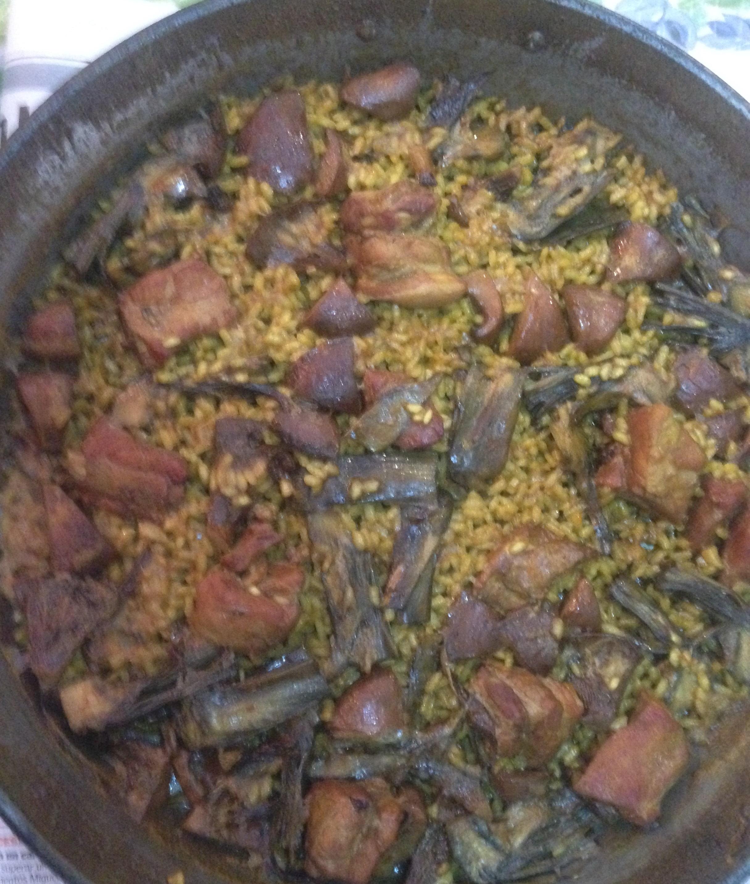 Paella de costillas con rebollones y alcachofas