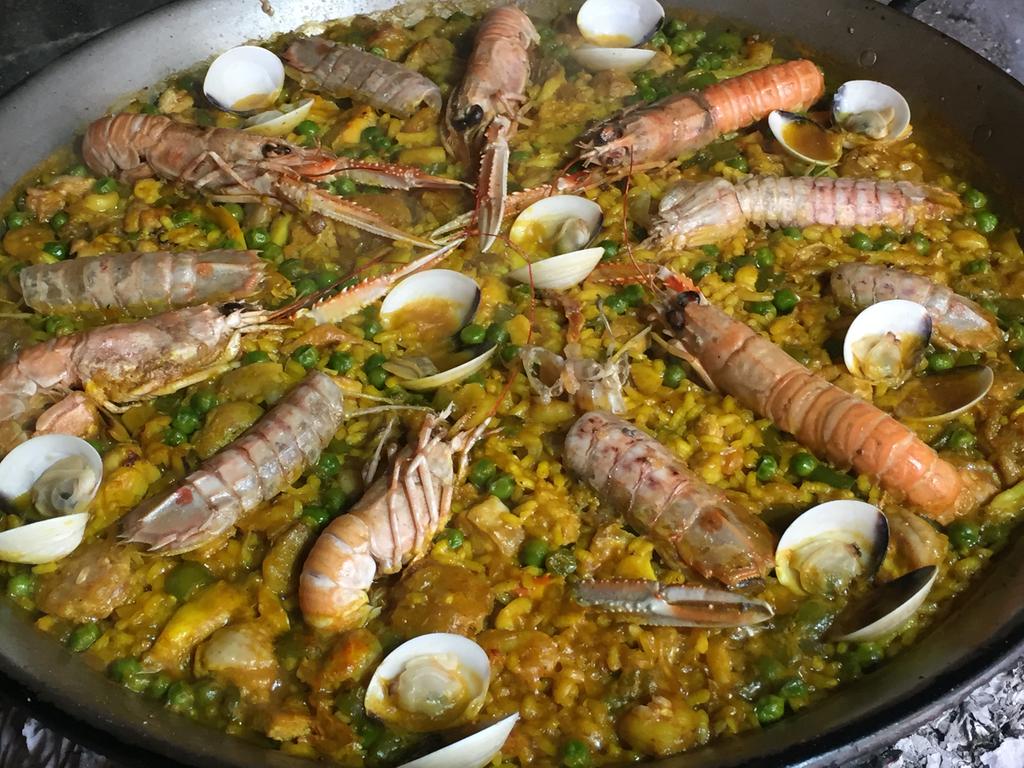Paella de guisantes con pollo, blanquet, rape y marisco