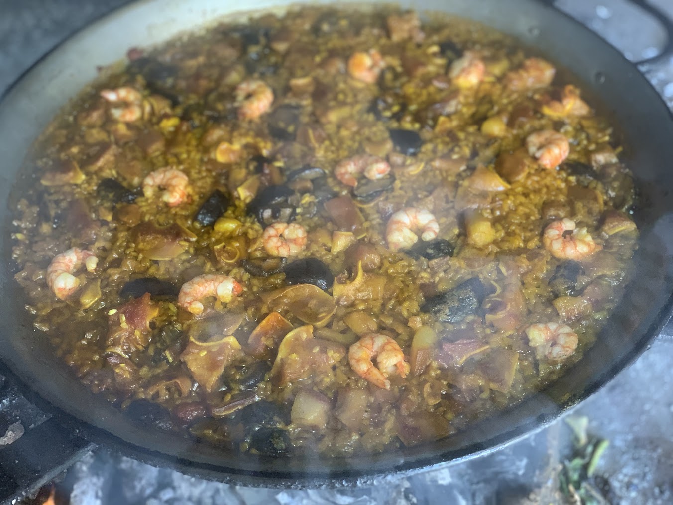 Paella de oreja de cerdo, boletus y gamba pelada