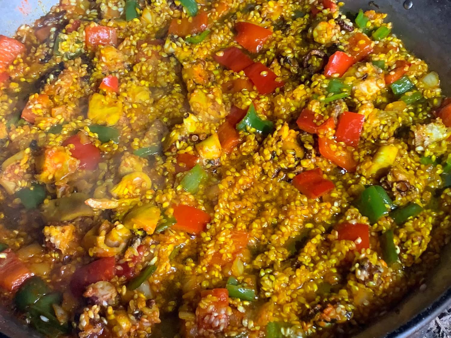 Arroz con pulpo y ajos tiernos durante la cocción