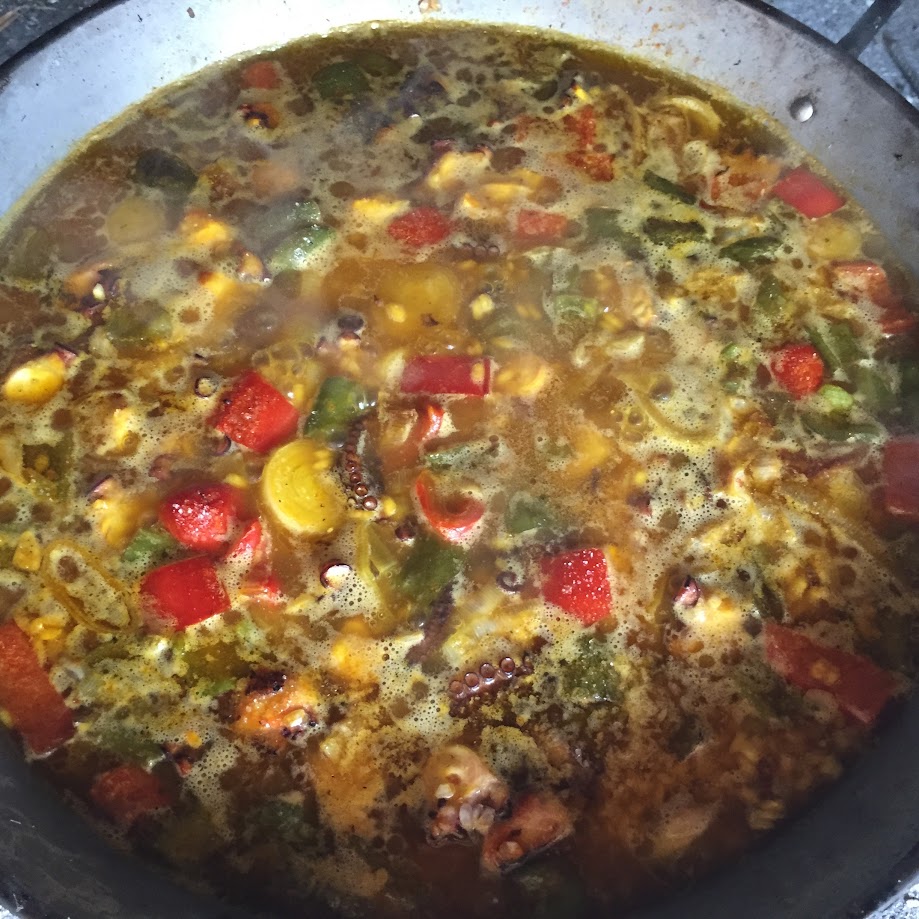 Arroz con pulpo y ajos tiernos durante la cocción